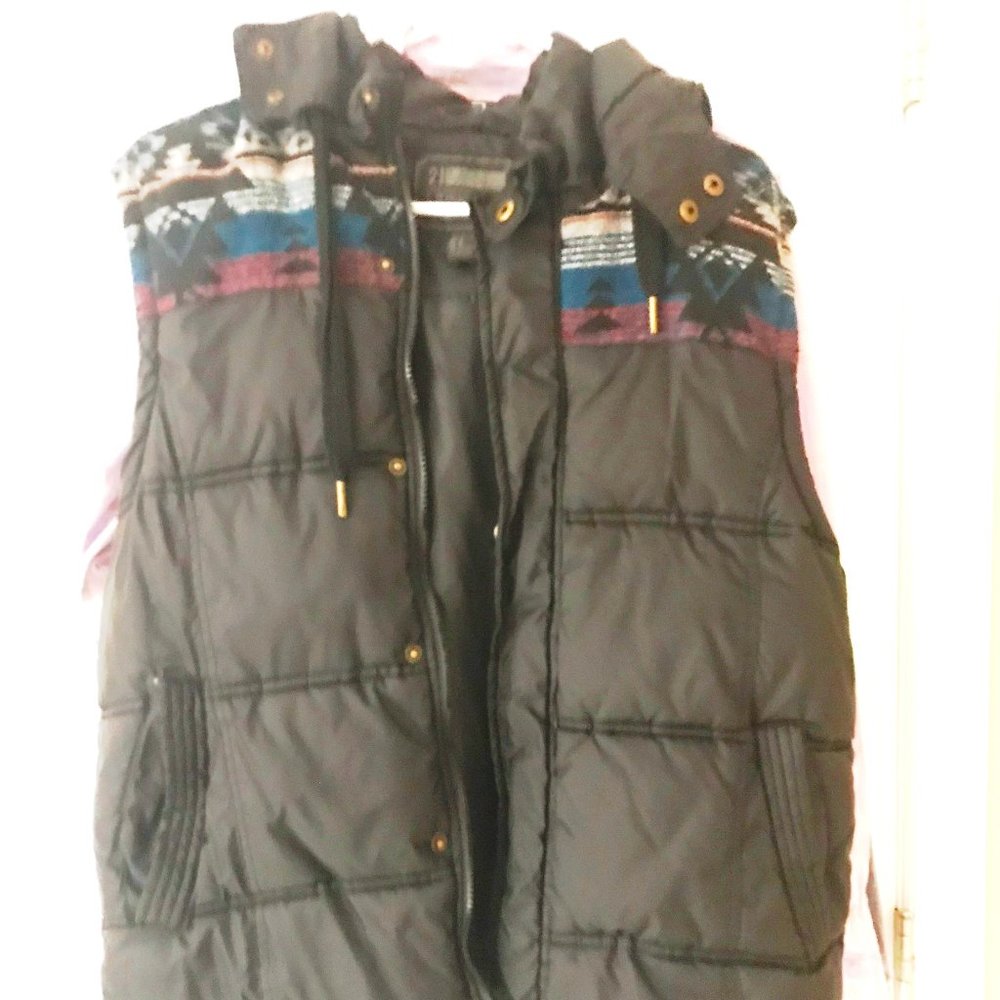 21 MEN INSULATED PADDED SLEVELESS JACKET WITH HOODIE